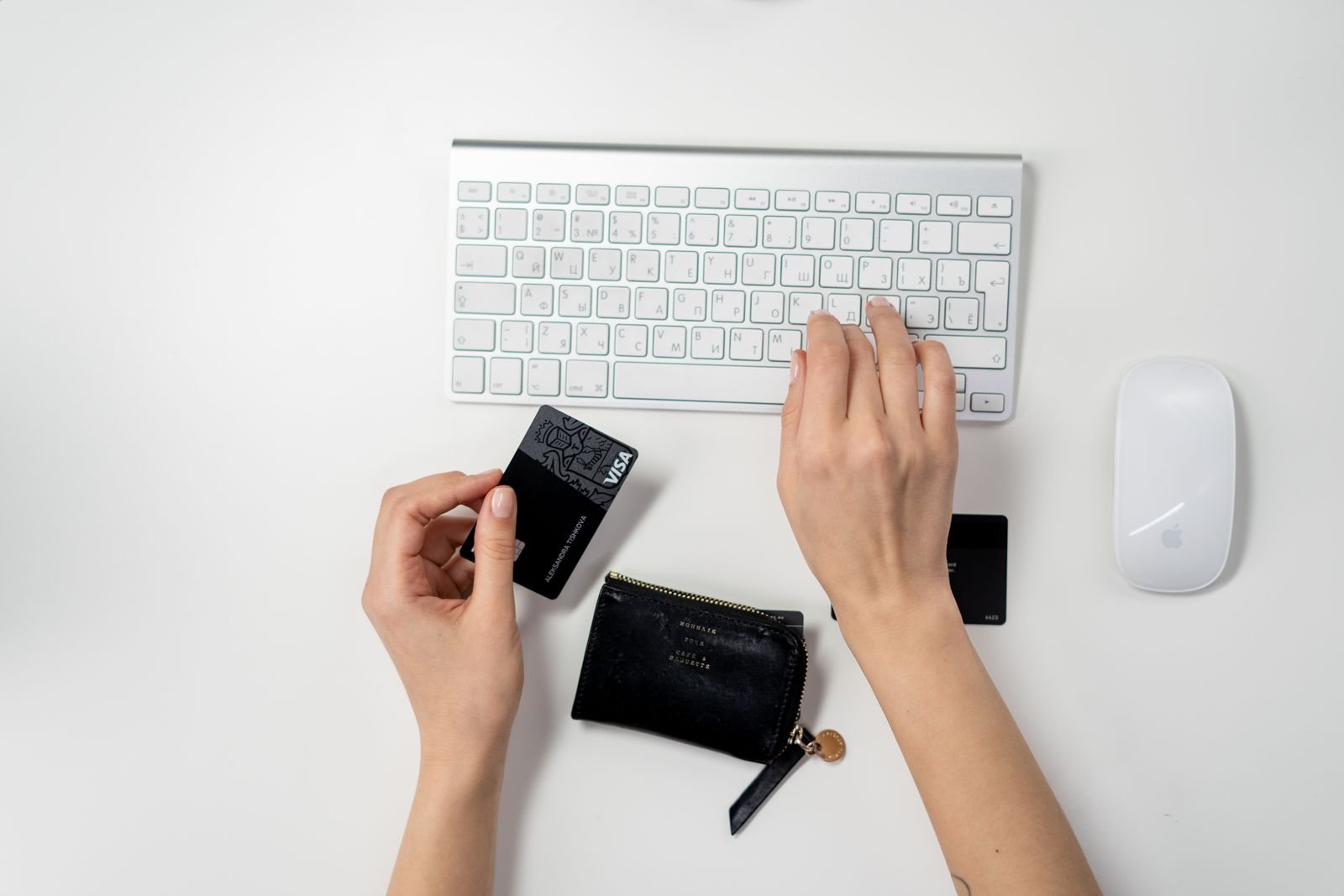 Person completing an online purchase, representing the decision stage of the US buyer journey for SEO content