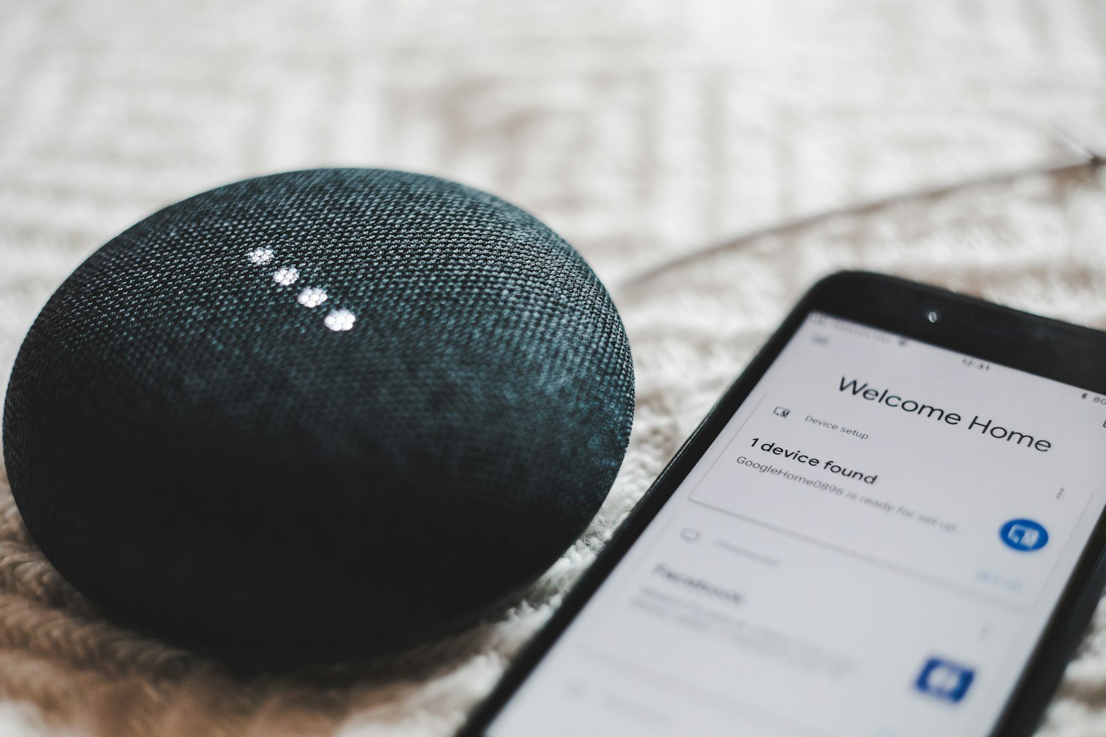 Smart speaker and smartphone representing voice search for local business queries